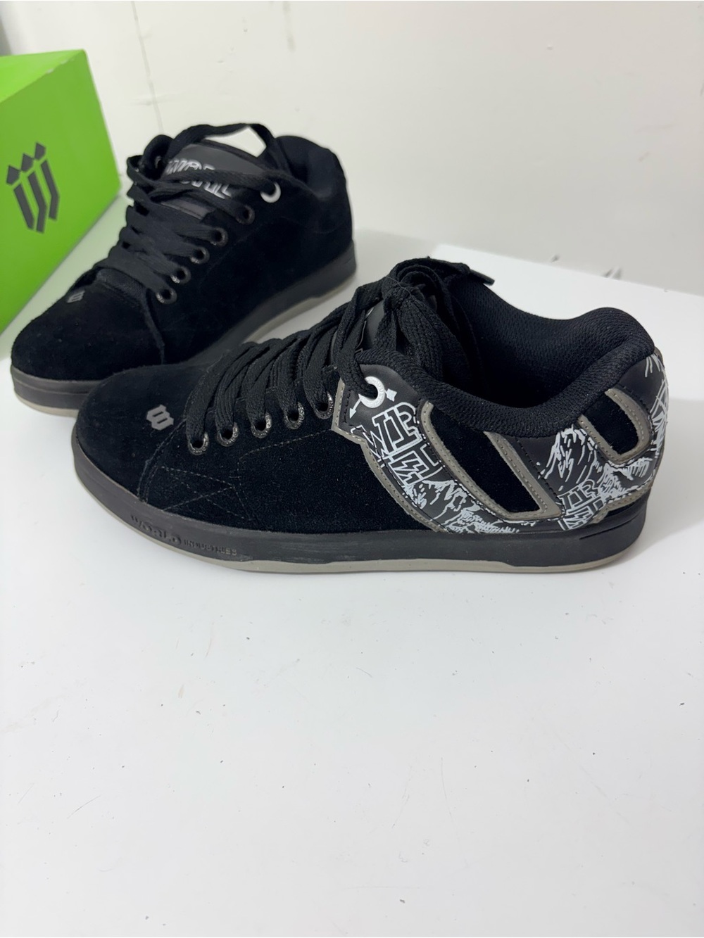 Men's Black Low-Top Sneakers with Graphic Heel Accent